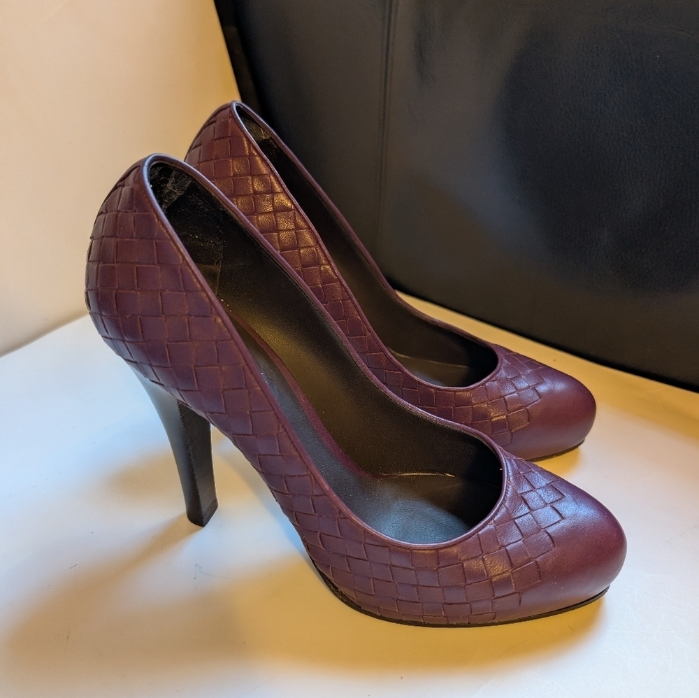 Bottega Veneta Burgundy Intrecciato Leather Almond Toe Pumps Size 39.5 in VGUC